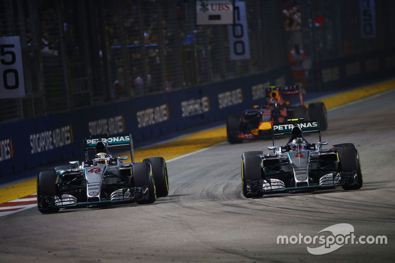 Nico Rosberg, Mercedes AMG F1 W06 passes rekan setim Lewis Hamilton, Mercedes AMG F1 W06