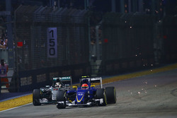 Маркус Эрикссон, Sauber C34 проходит Льюиса Хэмилтона, Mercedes AMG F1 W06
