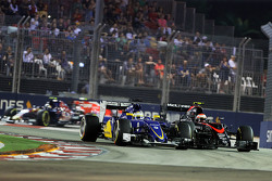 Marcus Ericsson, Sauber C34 y Jenson Button, McLaren MP4-30 luchan por la posición