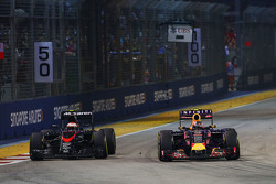 Jenson Button, McLaren MP4-30 et Daniil Kvyat, Red Bull Racing RB11