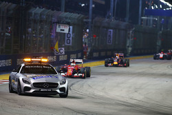 Sebastian Vettel, Ferrari SF15-T mène derrière la voiture de sécurité