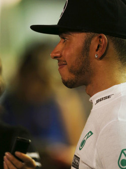 Lewis Hamilton, Mercedes AMG F1 con i media dopo il suo ritiro dalla gara