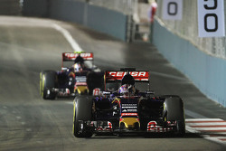 Max Verstappen, Scuderia Toro Rosso STR10 lidera a su compañero de qeuipo Carlos Sainz Jr., Scuderi
