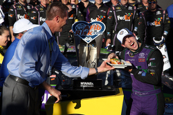 Il vincitore Denny Hamlin, Joe Gibbs Racing Toyota