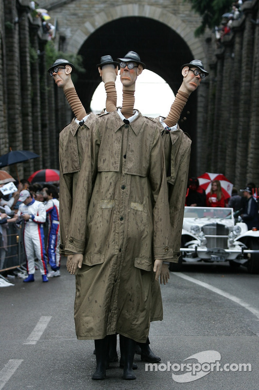 Funny tall men at 24 Hours of Le Mans