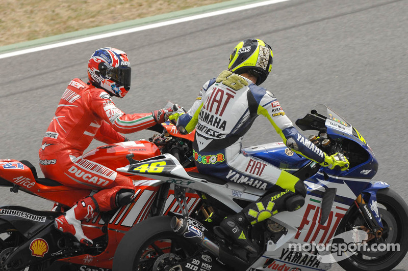 Valentino Rossi congratulates Casey Stoner