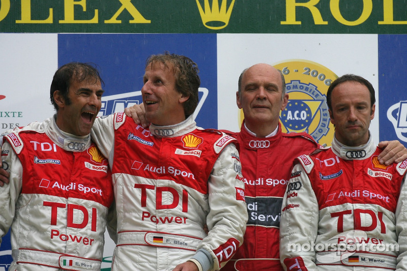 LMP1 Podio ganadores Marco Werner, Frank Biela, Emanuele Pirro con Dr. Wolfgang Ullrich