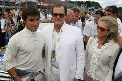 Bruno Spengler posiert mit Sir Roger Moore und seiner Frau Christina 'Kiki' Tholstrup