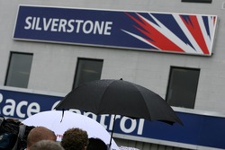 Umbrella'in up, Silverstone