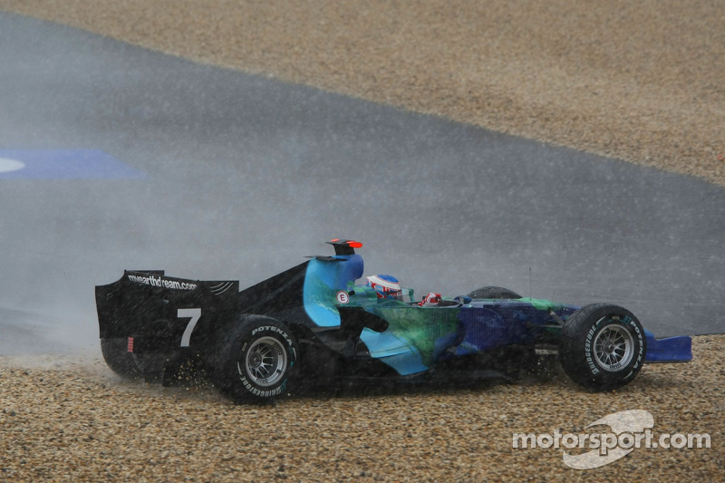 Crash: Jenson Button, Honda Racing F1 Team RA107