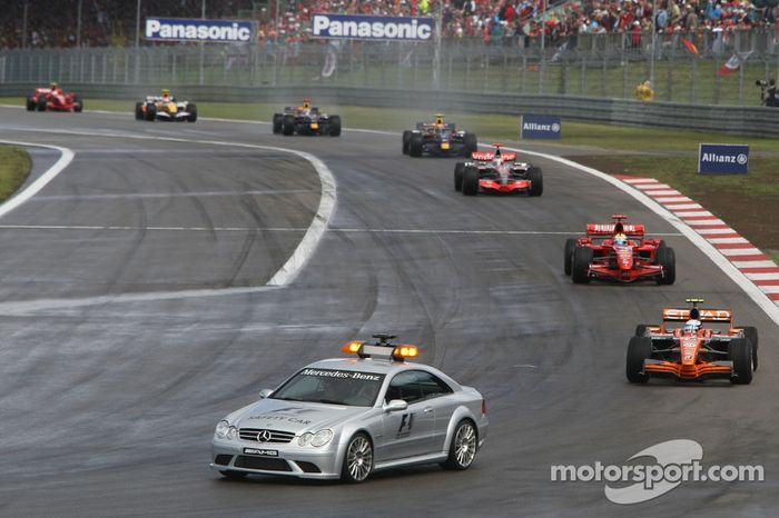 Markus Winkelhock, Spyker F1 Team, F8-VII y Felipe Massa, Scuderia Ferrari, F2007, tras el Safety Car