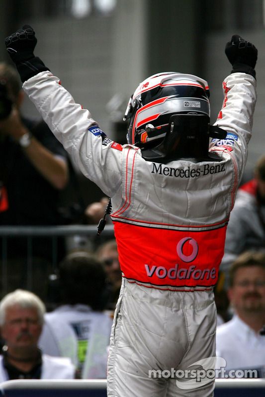 El ganador de la carrera Fernando Alonso lo celebra