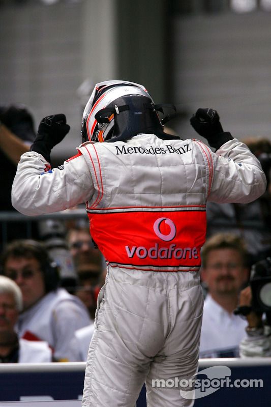El ganador de la carrera Fernando Alonso lo celebra