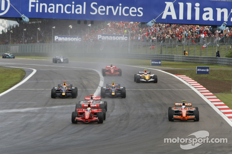 Restart: Felipe Massa, Scuderia Ferrari, F2007 y Markus Winkelhock, Driver, Spyker F1 Team