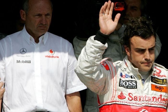 Alonso comemora pole sob o olhar do então chefe da equipe, Ron Dennis