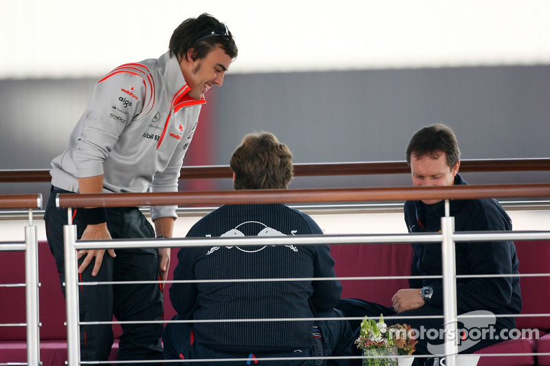 Fernando Alonso, McLaren Mercedes has a talk ve Christian Horner, Red Bull Racing, Direktör