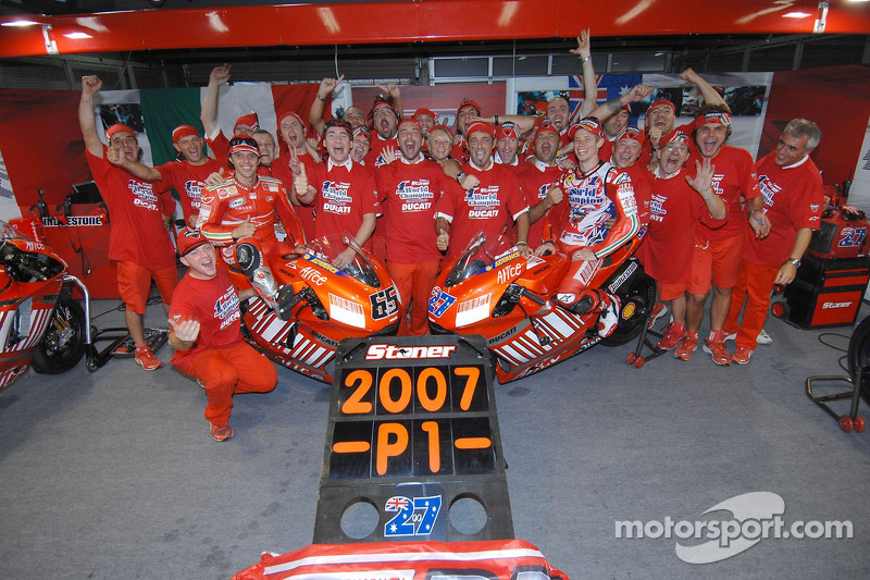 Святкування в Ducati: чемпіон MotoGP Кейсі Стоунер та переможець гонки Лоріс Капіроссі