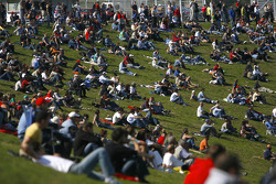 Fans regardant la course de Brno