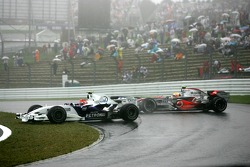 Robert Kubica, BMW Sauber F1 Team choca con Lewis Hamilton, McLaren Mercedes