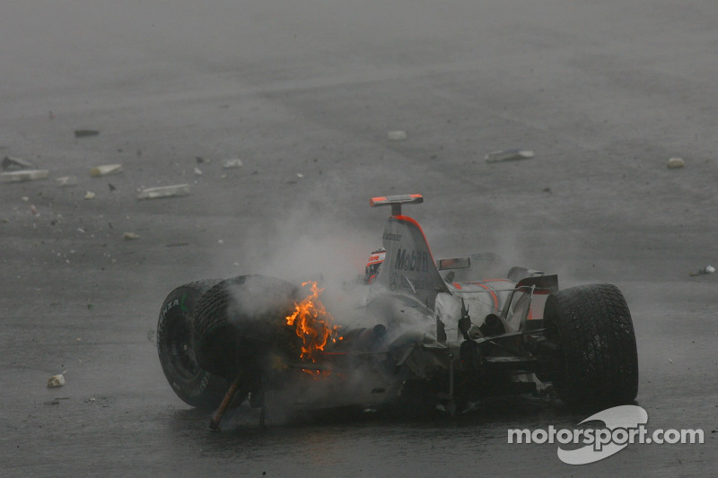 Choque de Fernando Alonso, McLaren Mercedes