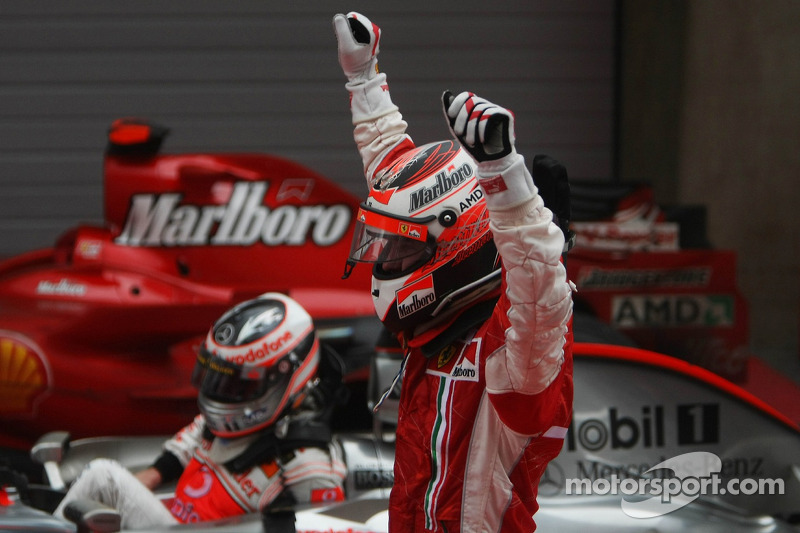 Segundo lugar Fernando Alonso, McLaren Mercedes y el primer lugar Kimi Raikkonen, Scuderia Ferrari