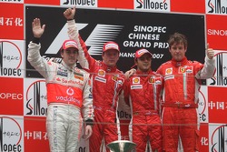 Второе место - Фернандо Алонсо, McLaren Mercedes, первое место - Кими Райкконен, Scuderia Ferrari, т