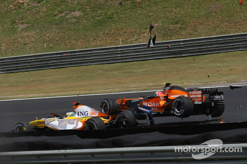 Giancarlo Fisichella, Renault F1 Team, R27 ve Sakon Yamamoto, Spyker F1 Team, F8-VII-B, kaza