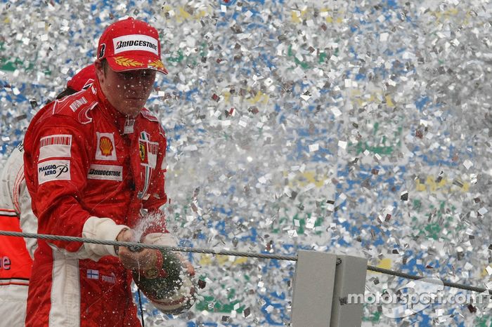 Podio: ganador de la carrera y campeón del mundo 2007 Kimi Raikkonen