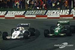 Кеке Росберг в Williams-Cosworth FW08C сражается с Дэнни Салливаном
