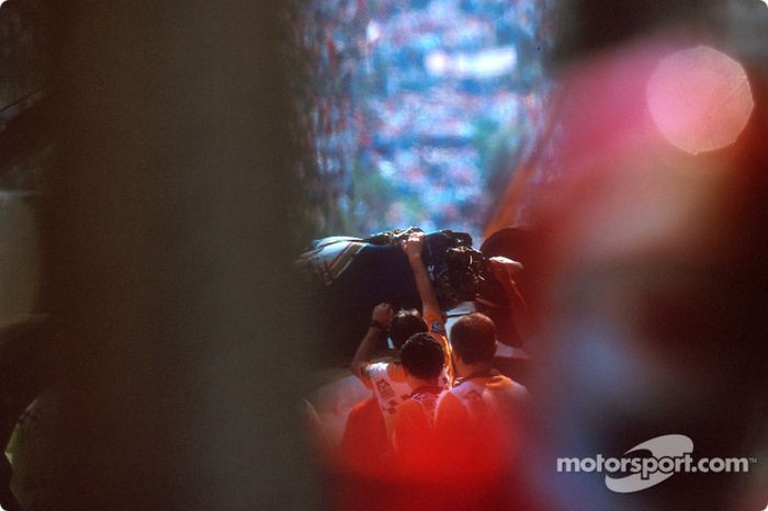 O acidente fatal de Ayrton Senna na curva Tamburello: o carro de Ayrton Senna destruído