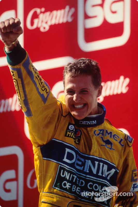 Podium: winnaar Michael Schumacher viert