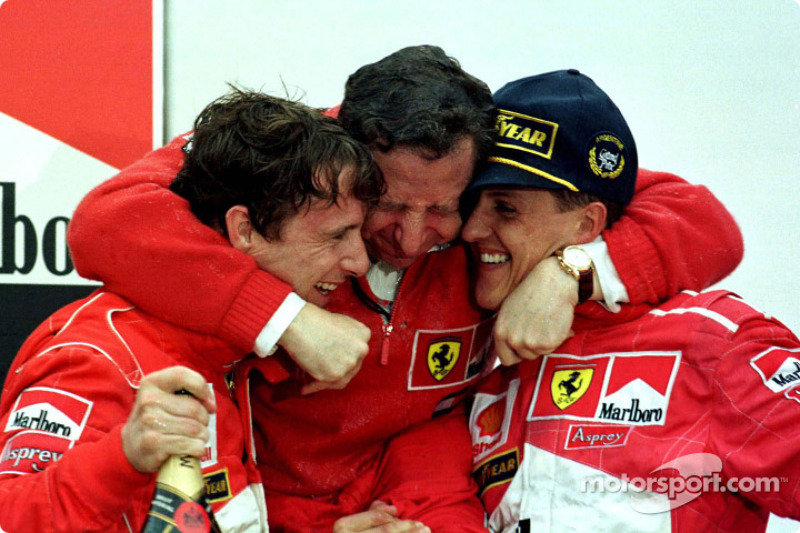 Podyum: Yarış galibi Michael Schumacher ve 2. Eddie Irvine celebrate ve Jean Todt