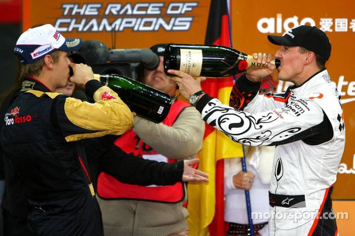 Michael Schumacher y Sebastian Vettel con el champagne en el podio