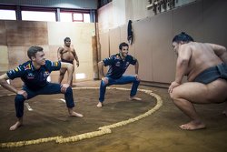 Daniel Ricciardo, Red Bull Racing e Daniil Kvyat, Red Bull Racing posam para fotos com lutadores de sumô