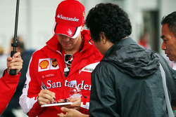Sebastian Vettel, Ferrari firma autógrafos para los aficionados