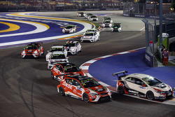 Gianni Morbidelli, Honda Civic TCR, West Coast Racing und Pepe Oriola vor einer Gruppe