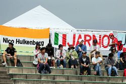 Los aficionados en las tribunas y banners para Nico Hulkenberg, Sahara Force India F1 y Jarno Trulli