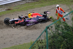 Red Bull Racing RB11 de Daniil Kvyat é recolhida após acidente