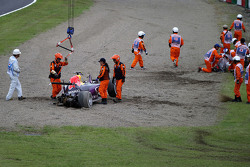 La Red Bull Racing RB11 de Daniil Kvyat est enlevée par les commissaires après son accident