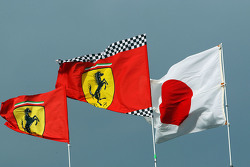 Vlaggen Ferrari en Japan