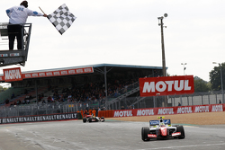 Oliver Rowland, Fortec Motorsports remporte la victoire