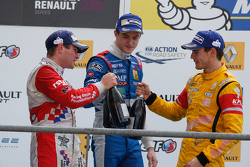 Podio: ganador de la carrera Oliver Rowland, Fortec Motorsports, el segundo lugar Egor Orudzhev, Ard
