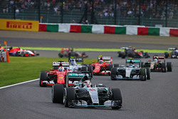 Льюис Хэмилтон, Mercedes AMG F1 W06 лидирует на старте гонки