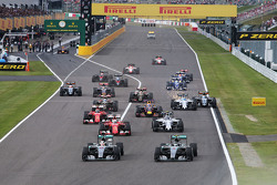 Lewis Hamilton, Mercedes AMG F1 W06 lidera la carrera al inicio