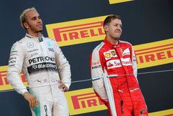 Vencedor Lewis Hamilton, Mercedes AMG F1 W06 e terceiro Sebastian Vettel, Ferrari