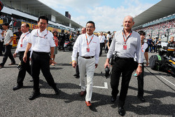 Yasuhisa Arai, Directeur de la Compétition Honda avec Takahiro Hachigo, CEO de Honda et Ron Dennis, Directeur Exécutif de McLaren sur la grille