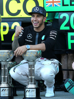 Победитель гонки - Льюис Хэмилтон, Mercedes AMG F1 Team празднует с командой