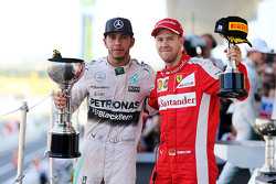 Победитель гонки - Льюис Хэмилтон, Mercedes AMG F1 Team и третье место - Себастьян Феттель, Ferrari