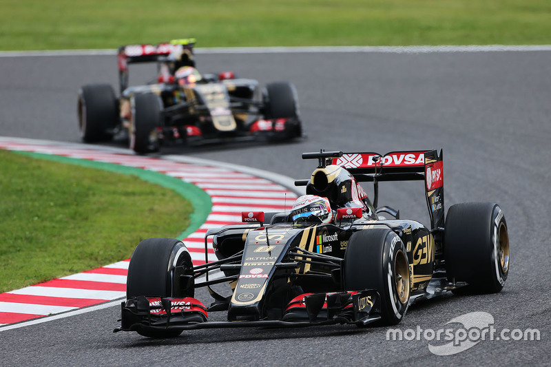 Romain Grosjean, Lotus F1 E23 davanti al compagno di squadra Pastor Maldonado, Lotus F1 E23