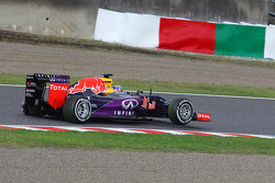 Daniel Ricciardo, Red Bull Racing RB11 avec une crevaison lors du premier tour